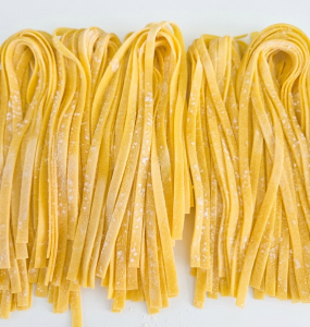 TAGLIATELLE Z KURCZAKIEM